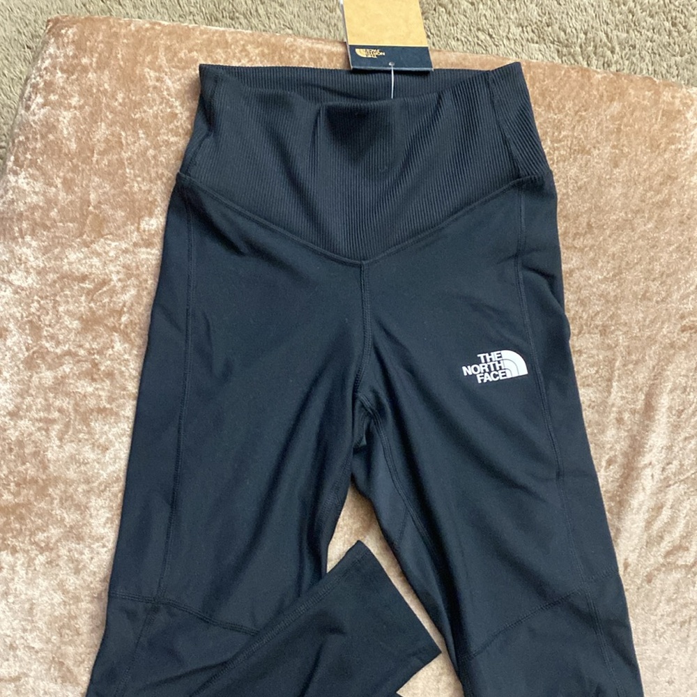 The North Face Black Leggings with Elastic Waistband and Form-Fitting Design